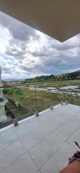 Apartament cu 3 camere semidecomandat în Florești