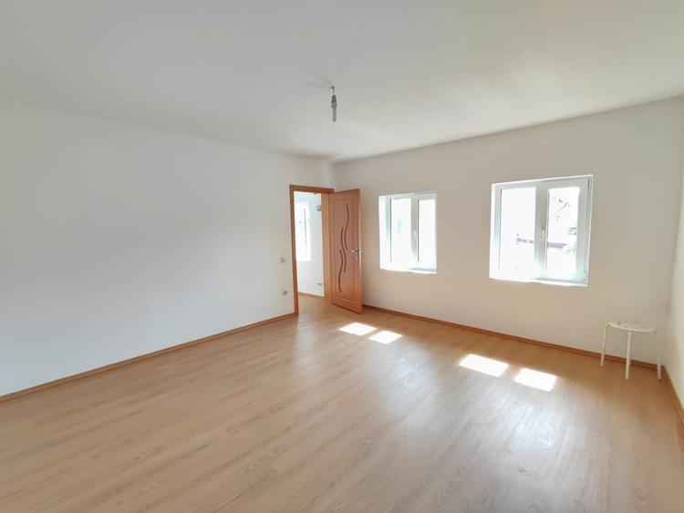 Apartament cu 2 camere decomandat în Victoriei