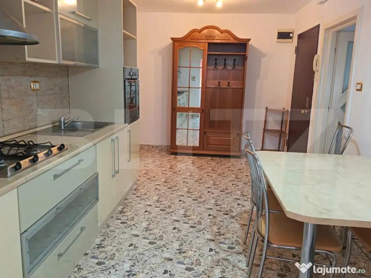 Apartament cu 3 camere decomandat în Central