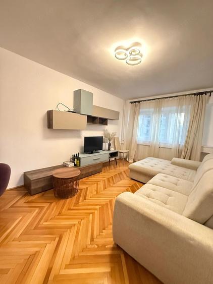 Apartament cu 3 camere decomandat în Girocului