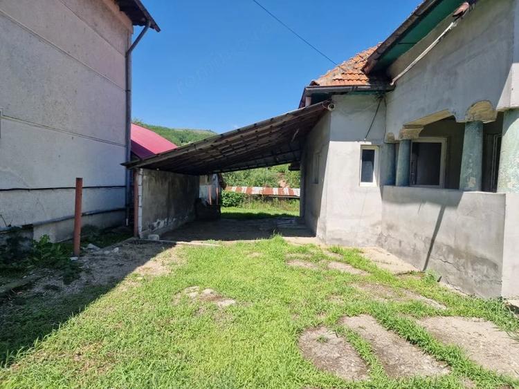 Casă cu 4 camere cu Teren 400 Mp în Călinești