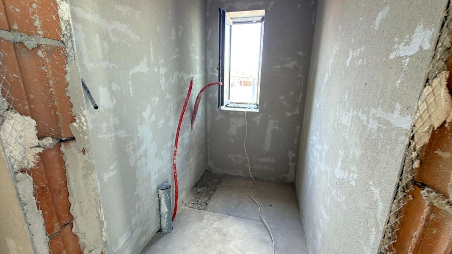 Casă cu 4 camere cu Teren 300 Mp în Broscărie