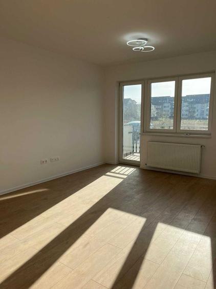 Apartament cu 3 camere decomandat în Tractorul