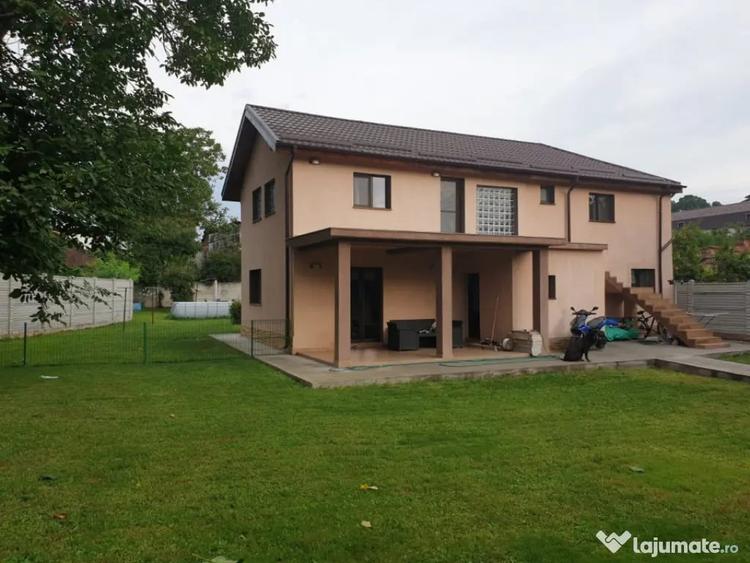 Casă cu 5 camere cu Teren 950 Mp în Central