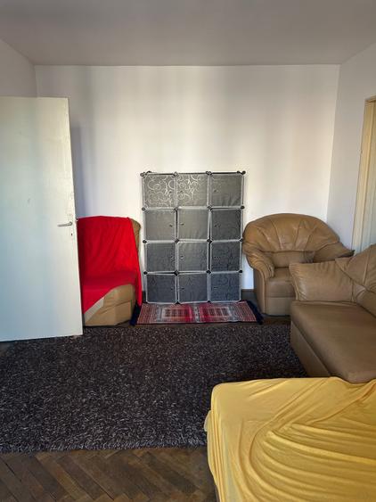 Apartament cu 3 camere semidecomandat în Craiovei