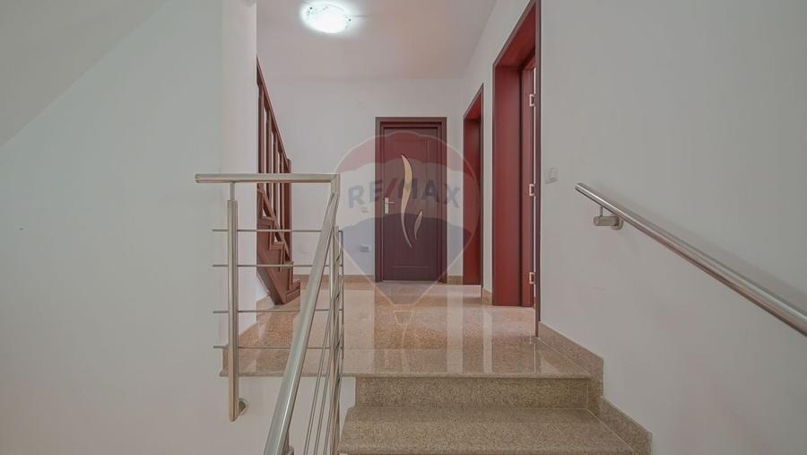Duplex cu 6 camere cu Teren 530 Mp în Noua