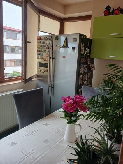 Apartament cu 3 camere decomandat în Olteni