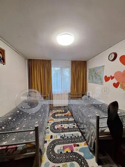 Apartament cu 3 camere semidecomandat în Podul de Piatră
