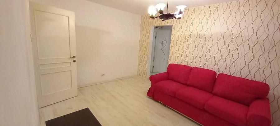 Apartament cu 3 camere semidecomandat în Berceni