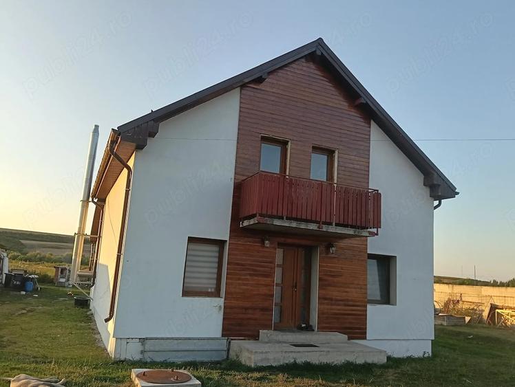 Casă cu Teren 1400 Mp în Luna