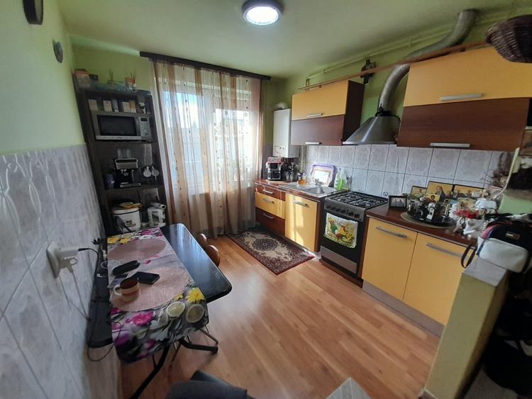 Apartament cu 3 camere semidecomandat, mobilat în Independenței