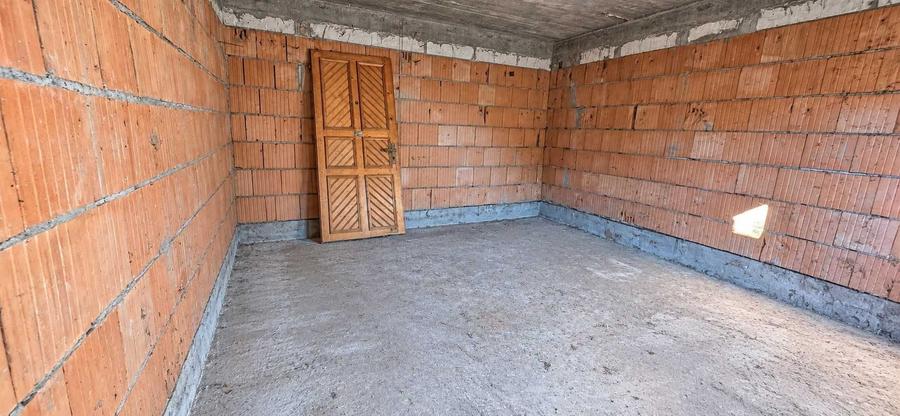 Casă cu 4 camere în Plopi