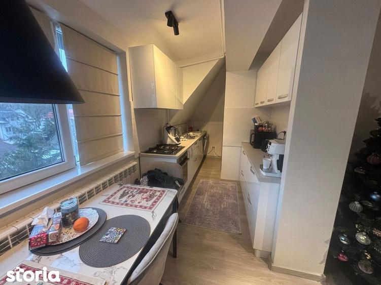 Apartament cu 3 camere semidecomandat, mobilat în Central