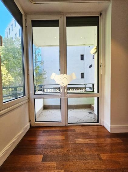 Apartament cu 3 camere semidecomandat, mobilat în Arcul de Triumf