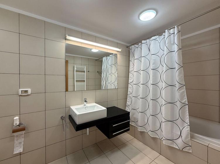 Apartament cu 3 camere semidecomandat, mobilat în Primăverii