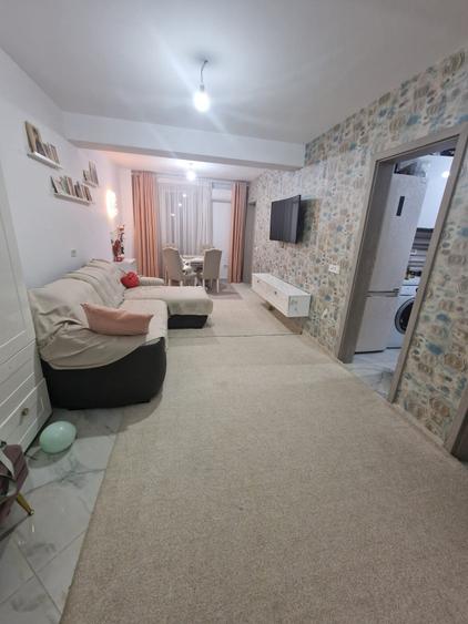 Apartament cu 3 camere semidecomandat, mobilat în Păcurari