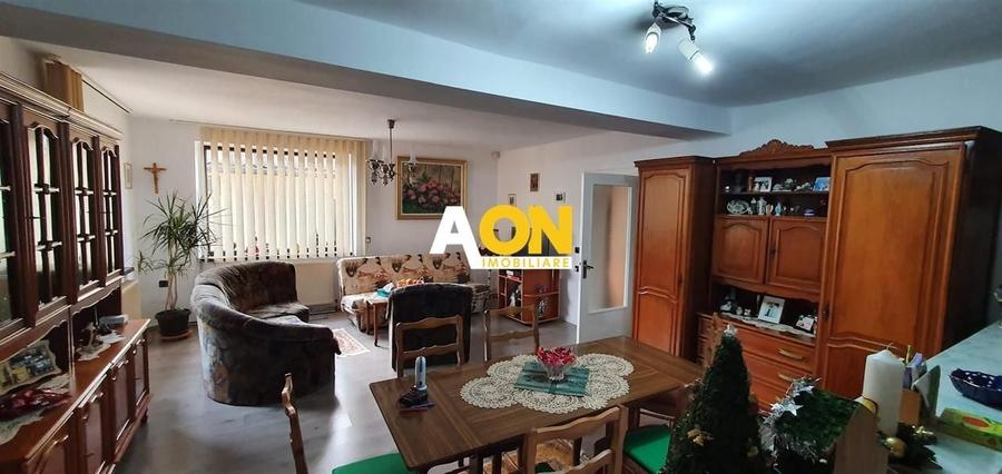 Casă individuală cu 7 camere cu Canalizare în Sântimbru