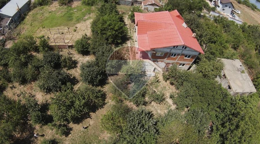 Casă individuală cu 6 camere cu Teren 2600 Mp în Bulbucata