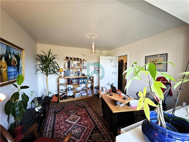 Apartament cu 3 camere semidecomandat, mobilat în Centrul Civic