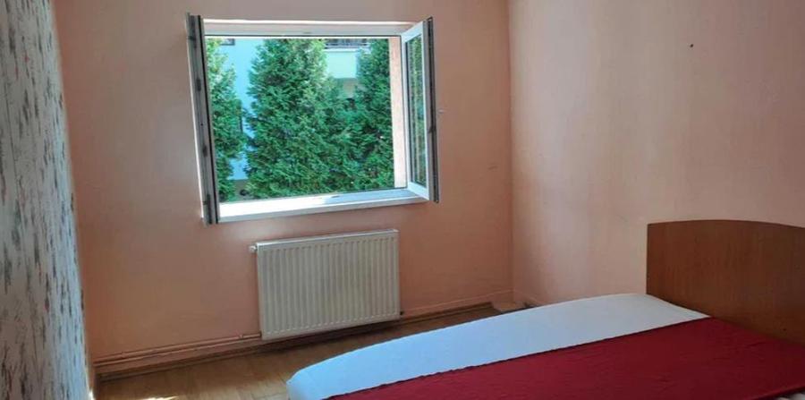 Apartament cu 3 camere decomandat în Astra