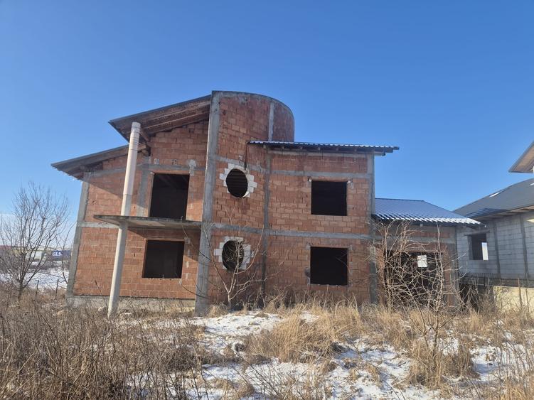 Casă individuală cu 4 camere cu Teren 1000 Mp în Șcheia