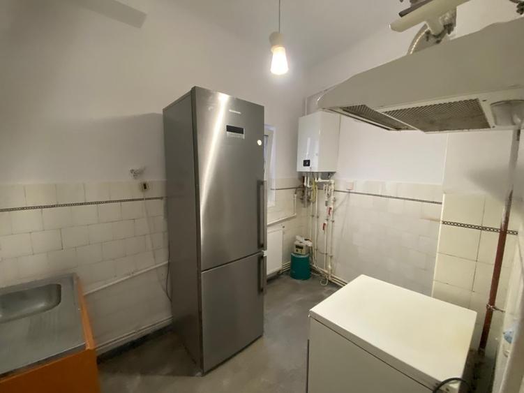 Apartament cu 3 camere semidecomandat în Moșilor