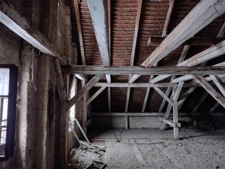 Casă individuală cu 8 camere cu Teren 784 Mp în Vest
