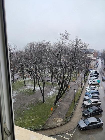 Apartament cu 3 camere decomandat în Est