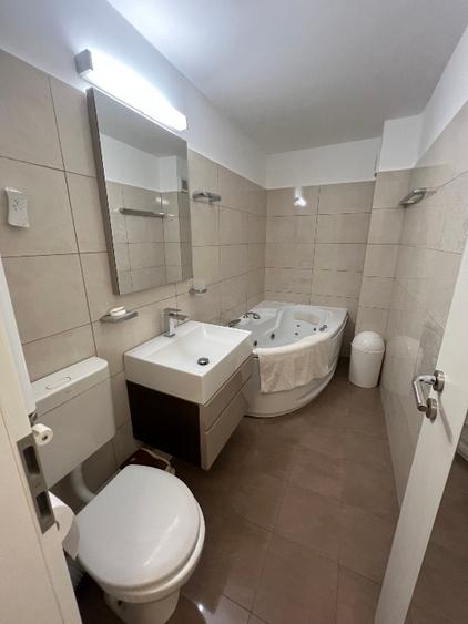 Apartament cu 4 camere decomandat, mobilat în Costin Georgian