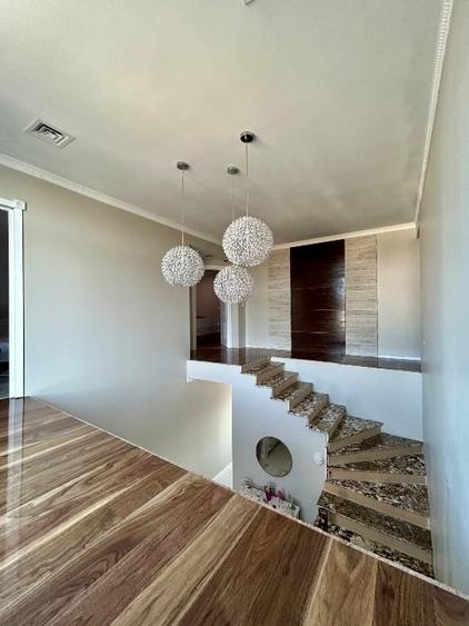 Casă individuală cu 7 camere cu Teren 542 Mp în Centura