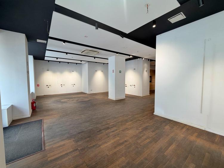 Spațiu comercial, de 143.63999938965 mp, în P-ța Romană