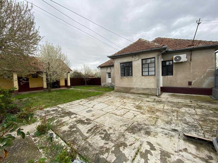 Casă cu 4 camere cu Teren 2880 Mp în Sintea Mare