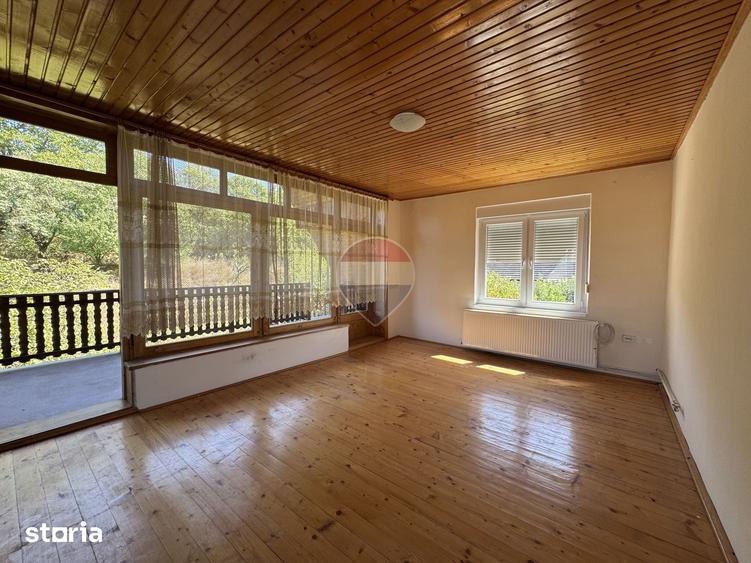 Casă cu 6 camere cu Teren 500 Mp în Central