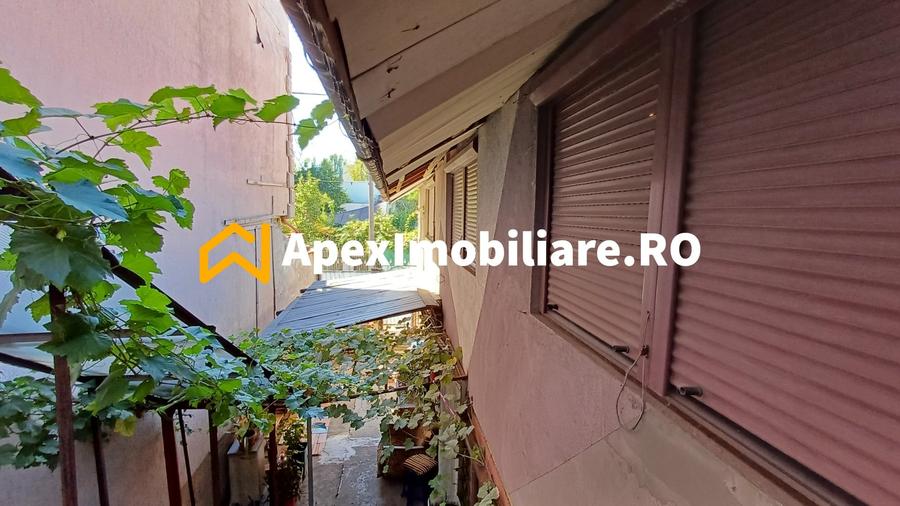 Casă individuală cu 15 camere cu Canalizare în Apărătorii Patriei