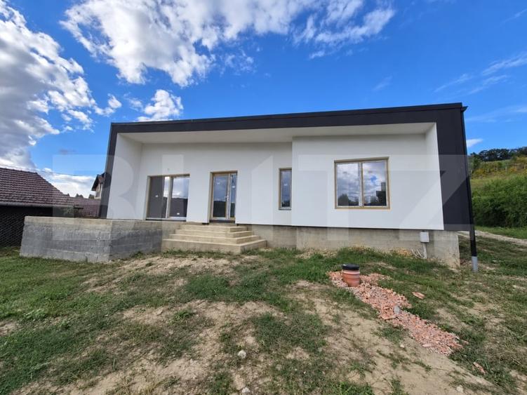 Casă individuală cu 3 camere cu Canalizare în Corunca