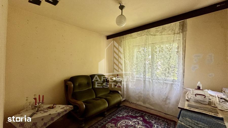 Apartament cu 3 camere decomandat în Aradului
