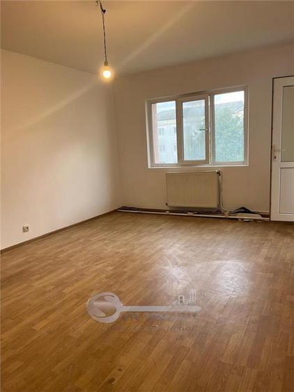 Apartament cu 3 camere decomandat în Nicolina