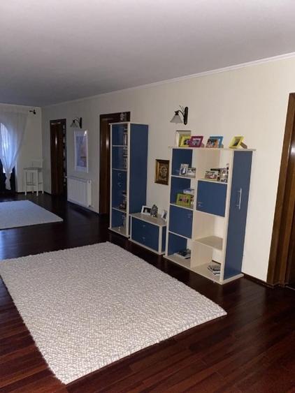 Casă individuală cu 7 camere cu Teren 2750 Mp în Mușcel
