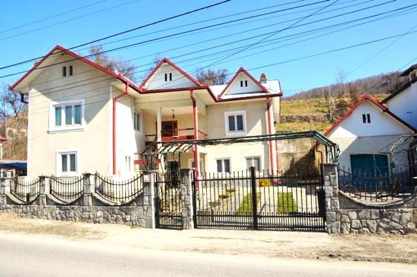 Casă cu 7 camere cu Teren 1020 Mp în Exterior Nord