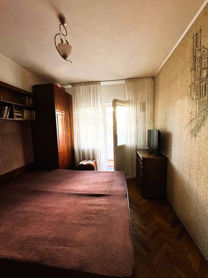 Apartament cu 3 camere decomandat în Podul de Fier