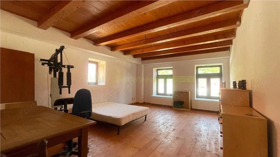 Casă cu 7 camere cu Teren 1016 Mp în Jimbor