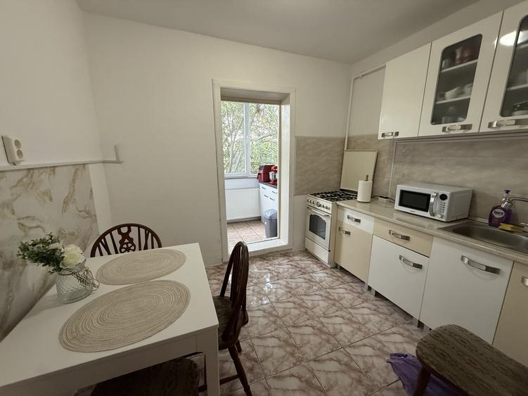 Apartament cu 3 camere decomandat, mobilat în Girocului