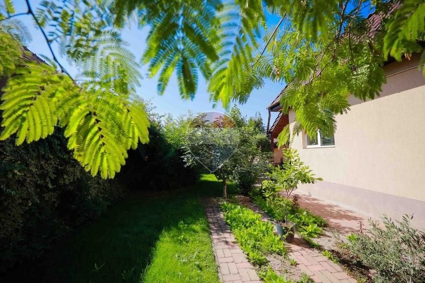 Casă individuală cu 7 camere cu Teren 771 Mp în Sântandrei
