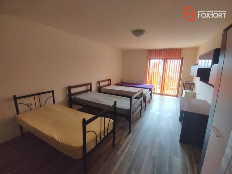 Casă individuală cu 9 camere cu Canalizare în Dumbrăvița