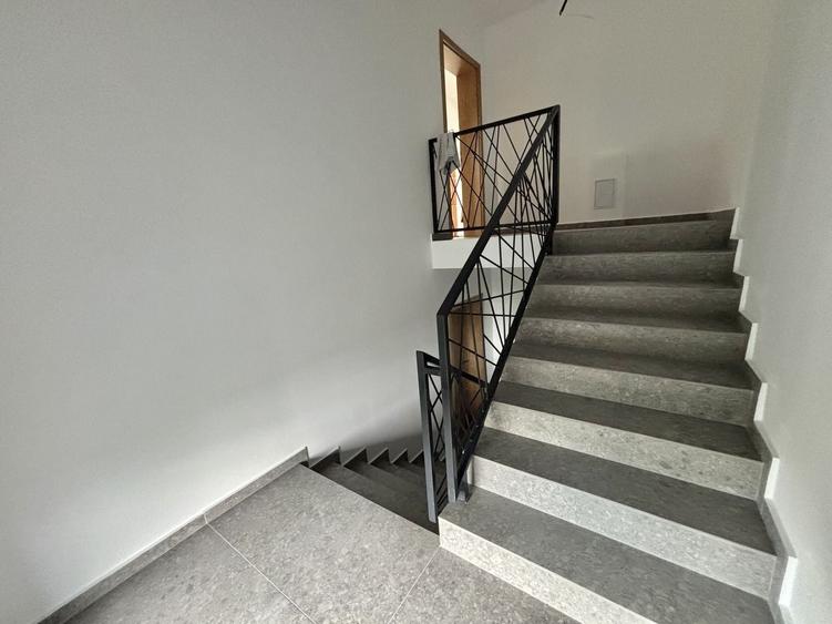 Apartament cu 3 camere decomandat în Exterior Vest