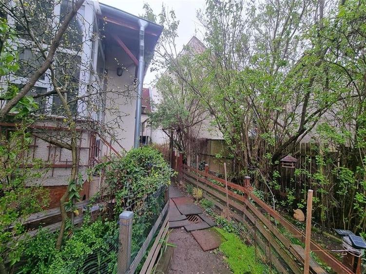 Casă individuală cu 4 camere cu Teren 1344 Mp în Central