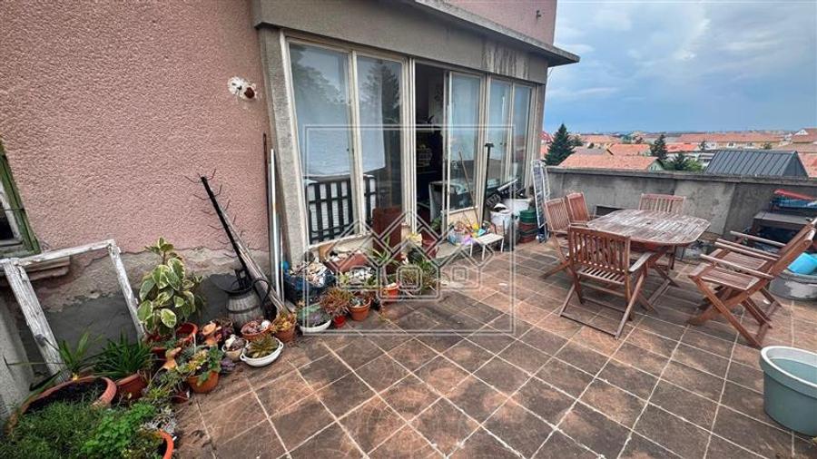 Apartament cu 5 camere decomandat în Sub Arini