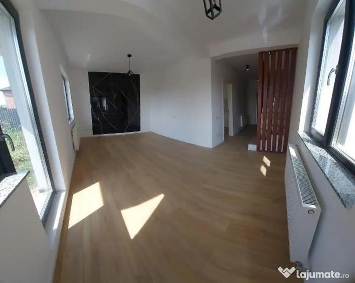 Casă cu 5 camere cu Teren 300 Mp în Central