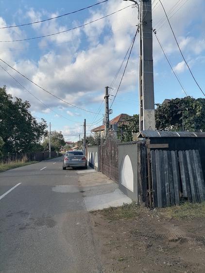 Teren de 477 mp, în Est