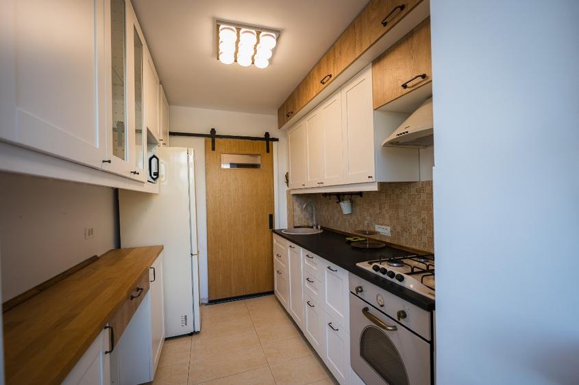 Apartament cu 3 camere semidecomandat, mobilat în Titan